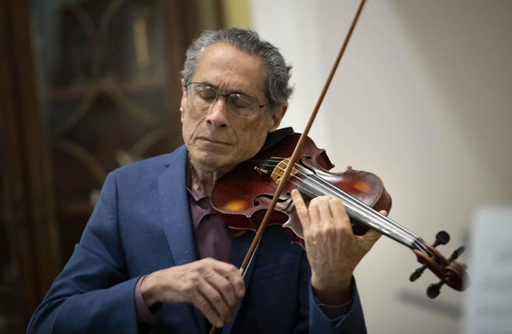 Kenneth Sarch play Bram’s restored violin for the first time in public. (Photo credit: Allen Eyestone, palmbeachpost.com) Kenneth Sarch play Bram’s restored violin for the first time in public. (Photo credit: Allen Eyestone, palmbeachpost.com)