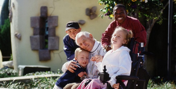 Henri Landwirth with kids at his non-profit resort. Henri Landwirth with kids at his non-profit resort.