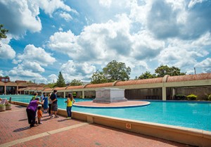 The MLK burial site. The MLK burial site. Courtesy of Atlanta Convention & Visitors Bureau.